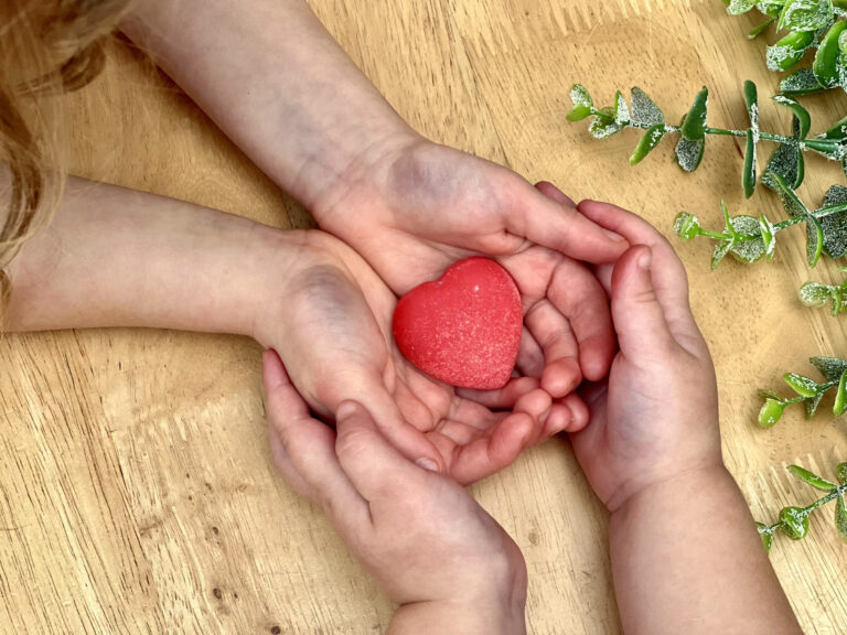 Op zoek naar het perfecte Valentijnsdag cadeau voor kinderen? Verrijk hun dag met vrolijke en betekenisvolle geschenken! Kies voor de Kauwketting Miller Heart, ideaal voor zintuiglijke stimulatie, of geef ze de Needoh Hartjes voor ontspannend knijpplezier.