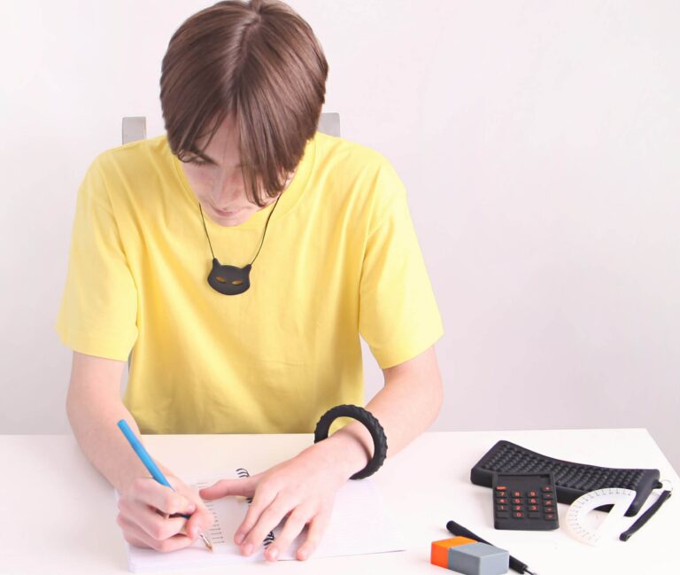 Kauwketting nodig voor je kind? Lees tips van ergotherapeuten over veilig gebruik, keuzehulp en hoe kauwkettingen kunnen helpen bij prikkelverwerking en concentratie.